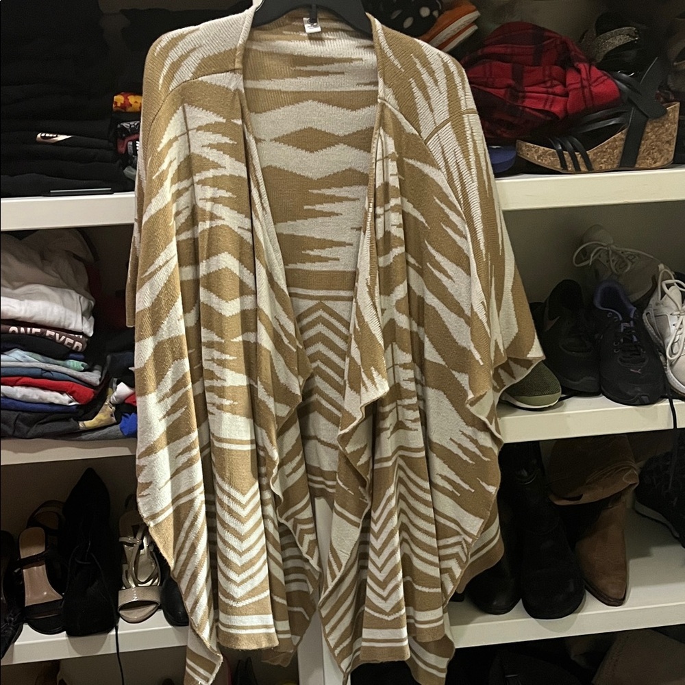 Versona Tan and White Patterned Poncho